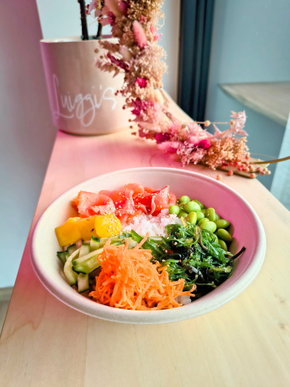 Poké bowl met gerookte zalm